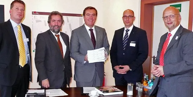 Bild: Deutsche Reihenhaus übergibt Bauantrag für Wohnpark „Brüder Grimm“ an Hanaus Oberbürgermeister Claus Kaminsky