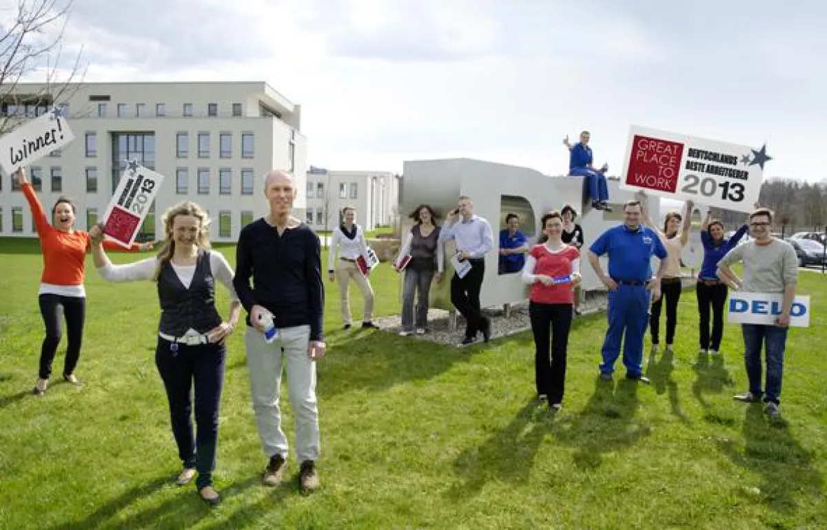 DELO-Team vor dem Unternehmensgebäude in Windach