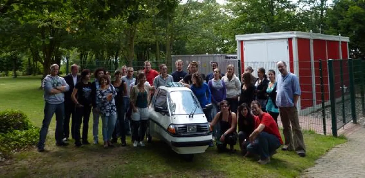 Studierende und das durch Wasserstoff angetriebene City EL auf dem Campus Wolfenbüttel der Ostfalia Hochschule.