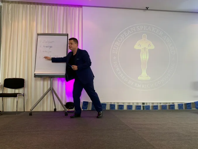 Bild: Wahl-Tiroler Dennis Loos gewinnt den European Speaker Publikumspreis 2020