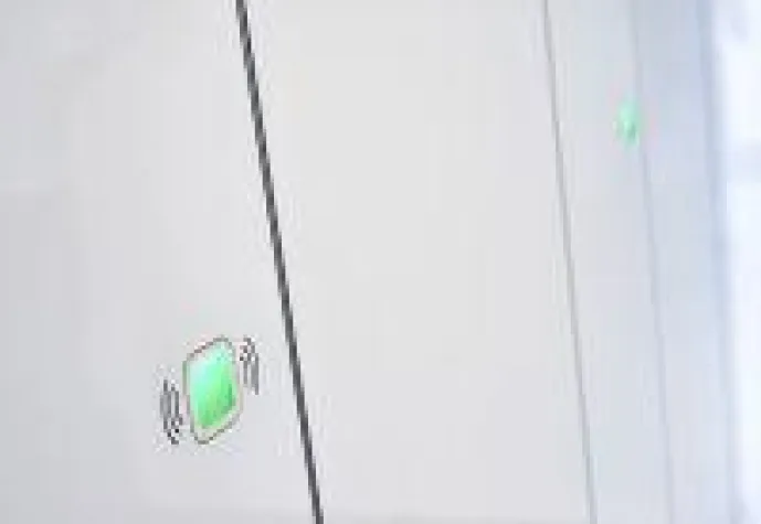 Bild: WC-Kabinentür mit smarter Technik