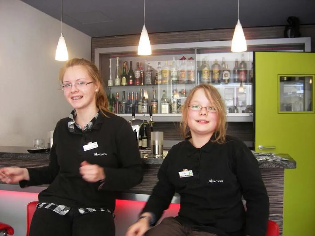 Mitarbeiterinnen für einen Tag: Die Girls Day-Schülerinnen Vanessa Bukowski und Clara Stock (von links nach rechts) an der Hotelbar im all seasons Hamburg.