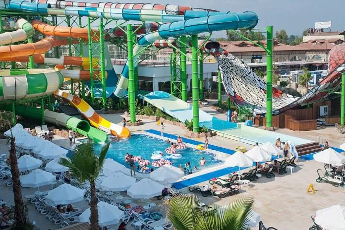 Bild: Alle Wasserrutschen-Hotels rund ums Mittelmeer auf einen Blick