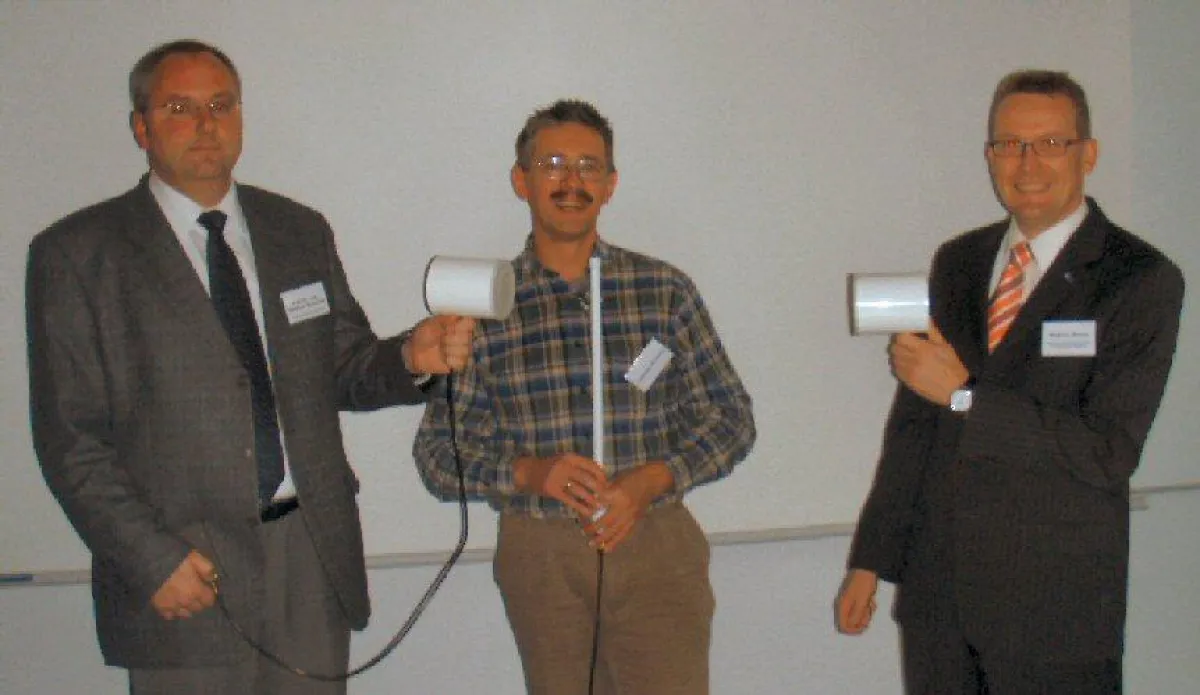 Es ist einfach und funktioniert doch: Johannes Schinner (Mitte) hat in Mehlmeisel ein lokales DSL-Funknetz aufgebaut, in dem Wurstdosen als Antennen Verwendung finden. Prof. Dr. Matthias Wuschek (link