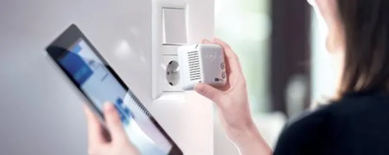 Bild: WLAN ohne Kompromisse. devolo macht es einfach: Einrichtung auf Knopfdruck, bester Empfang in jedem Raum