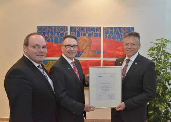 Bild: GET Information Technology feiert Jubiläum: Landrat Hans-Jürgen Petrauschke gratuliert zu 15 Jahren