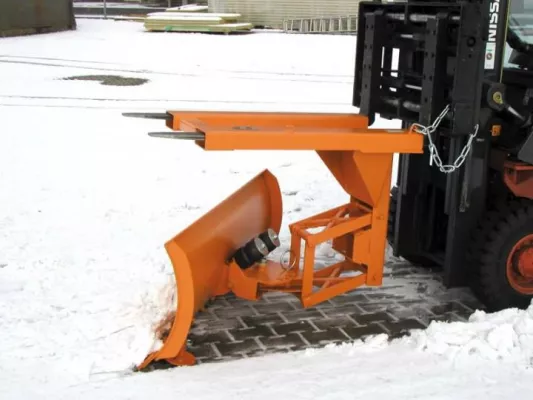 Bild: Winterdienst-Geräte: Wo sind die Unterschiede zwischen Stapler-Schneeschieber und Schneepflug?