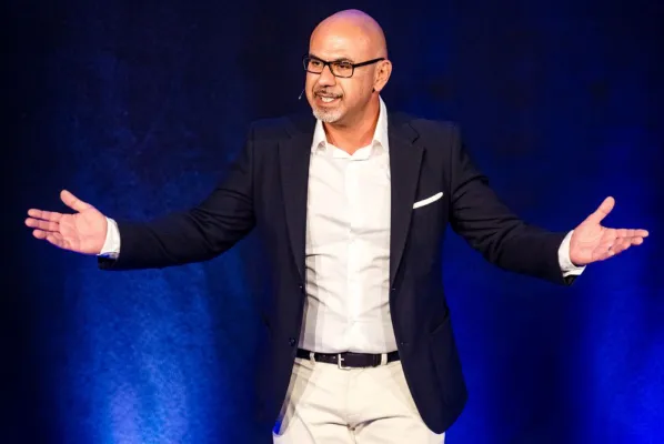 Bild: Kölner Makler Hakan Citak gewinnt internationalen "Speaker Award" mit Weltrekord