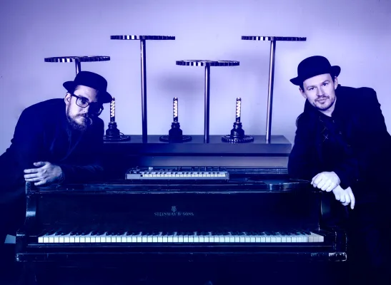 Bild: Mysteriöses Video zur neuen Single "Letter to My Younger Self (2006)" vom Indietronic-Zeitreise-Duo NORÐIR
