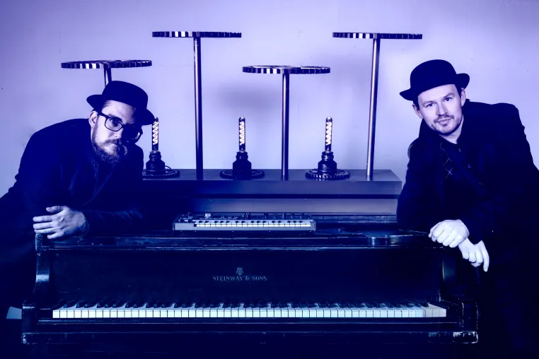 Bild: Mysteriöses Video zur neuen Single "Letter to My Younger Self (2006)" vom Indietronic-Zeitreise-Duo NORÐIR
