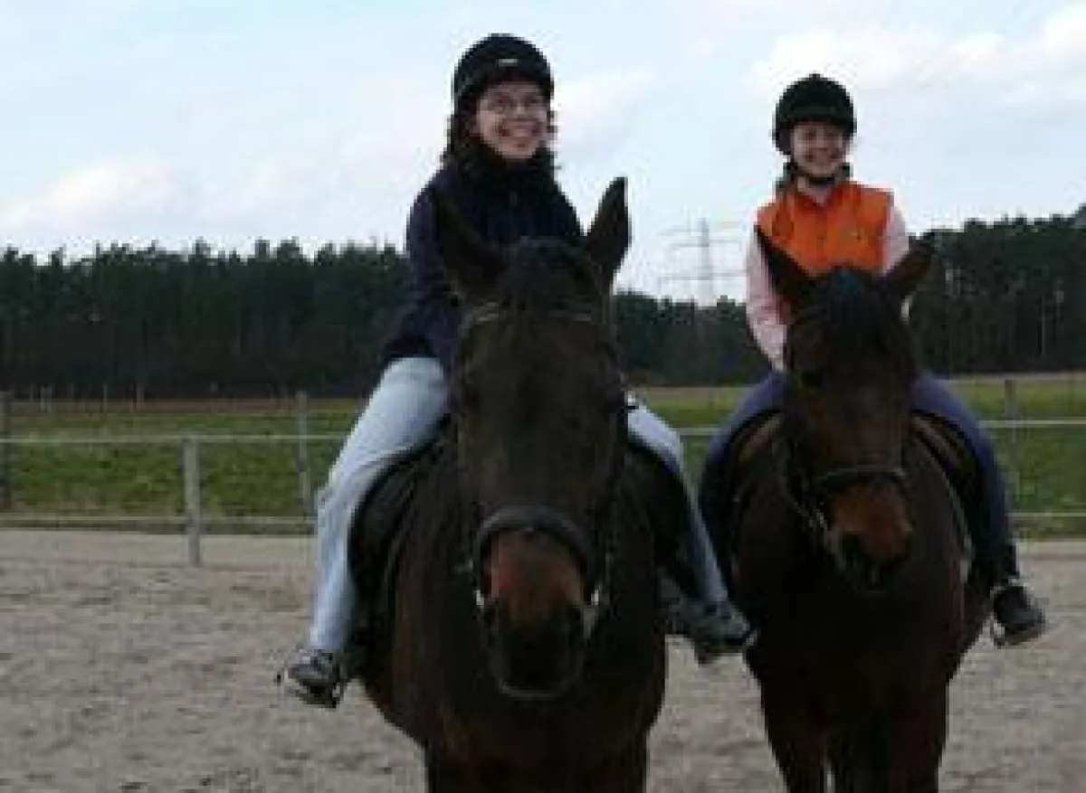 Von Links: Lisa auf Fiore und Miriam auf Mon Petit