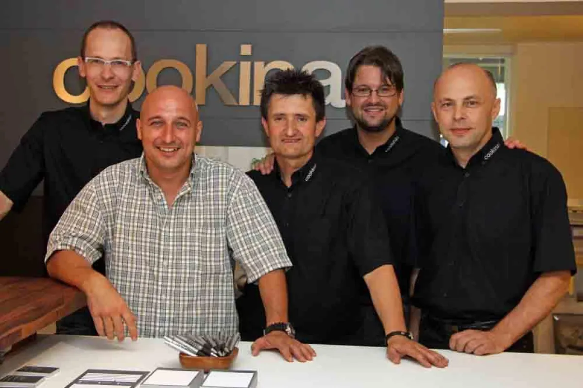 v.li.n.re: Werner Krainbucher (Cookina), Kabarettist Christoph Fälbl, Gerhard Edelbrunner (Cookina), Bernhard Brandstätter (Cookina) und Helmut Konrad (Cookina) Foto: werbelechner