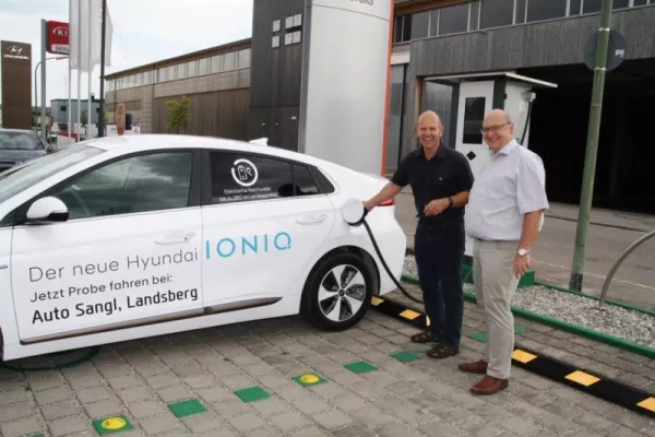 Bild: Elektro macht mobil. Schnell-Ladestationen von TellusPower Europe halten Elektrofahrzeuge in Schwung