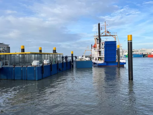 Bild: AG Reederei Norden-Frisia überführt Ladeponton für Elektrokatamaran nach Norddeich