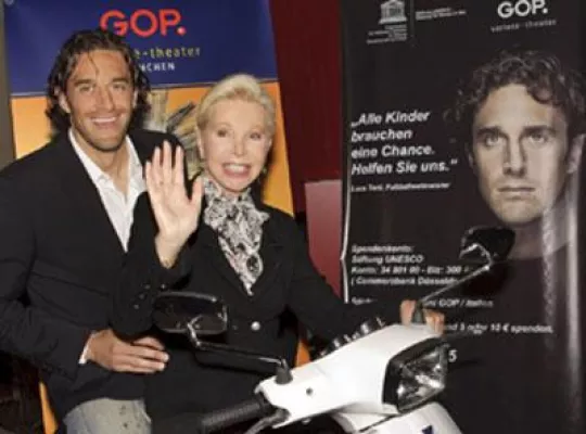 Bild: Luca Toni feiert „Bella Italia“ und hilft Erdbebenopfern am 10. Mai im GOP Varieté-Theater in München