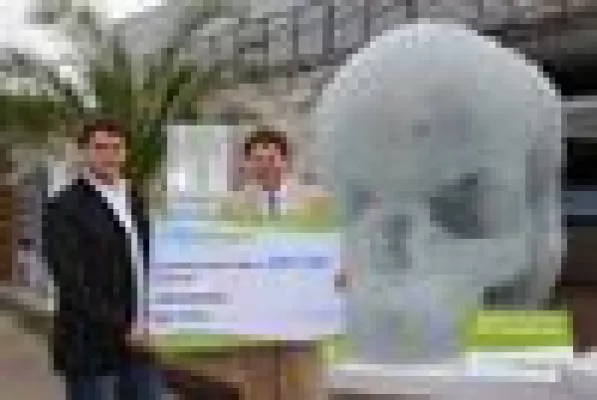 Bild: Umweltkunstwerk aus Plastikflaschen wird versteigert