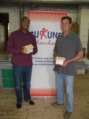Bild: Stiftung i.G. „Zukunft schenken“ Jean-Dominique Risch erhält Spendenhäuschen von lokaler Schreinerei Kunz