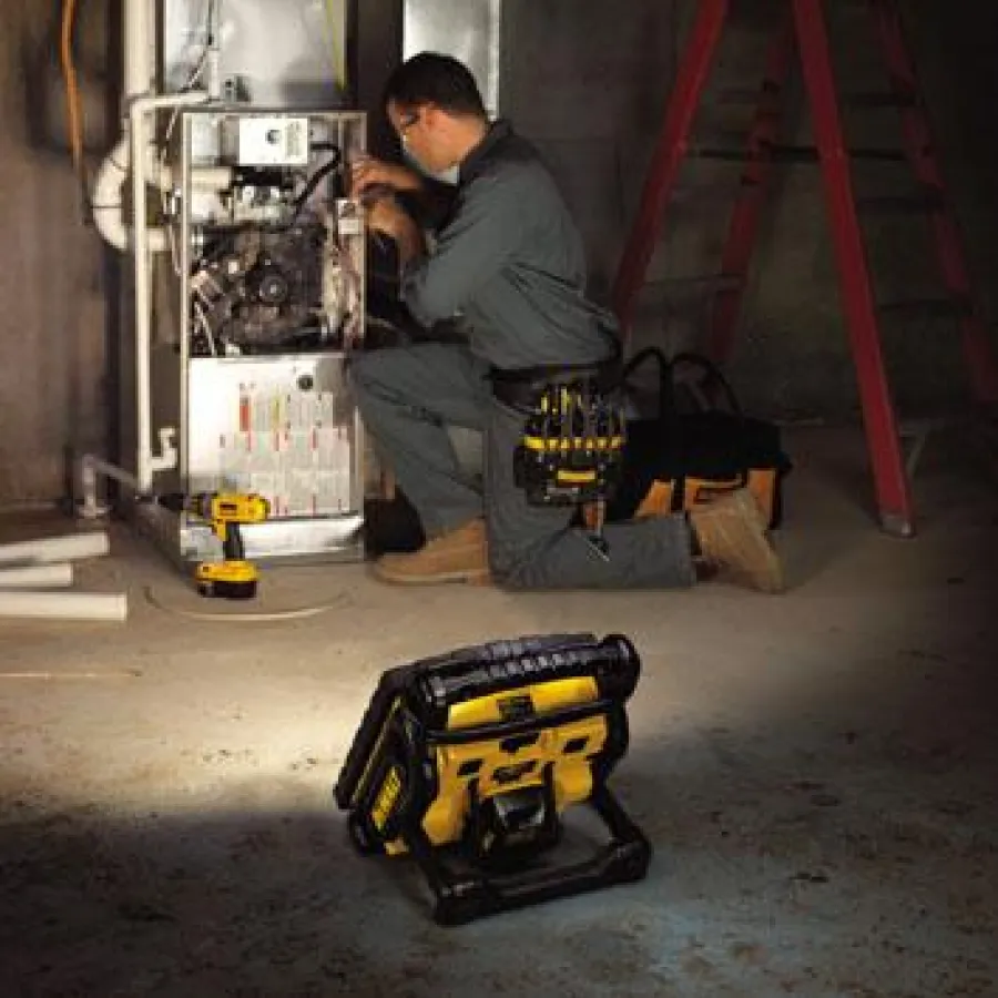 Für stets beste Sicht sorgen die beiden Akku- und Netz-Baustellenstrahler DC 019 und DC 020 von DeWALT.