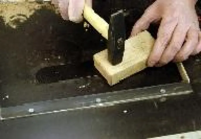 Bild: Jetzt neu: lange Rillen auf Schalungsplatten einfach reparieren