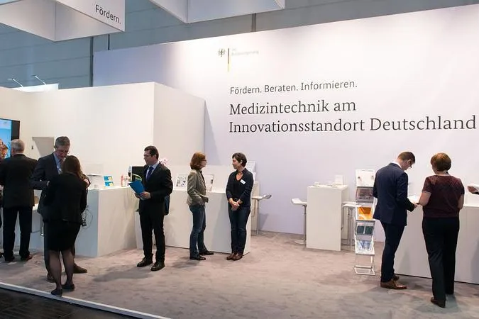 Die Bundesregierung auf der MEDICA 2017: Der Innovationsprozess in der Medizintechnik von A bis Z Bild: Die Bundesregierung auf der MEDICA 2017: Der Innovationsprozess in der Medizintechnik von A bis Z