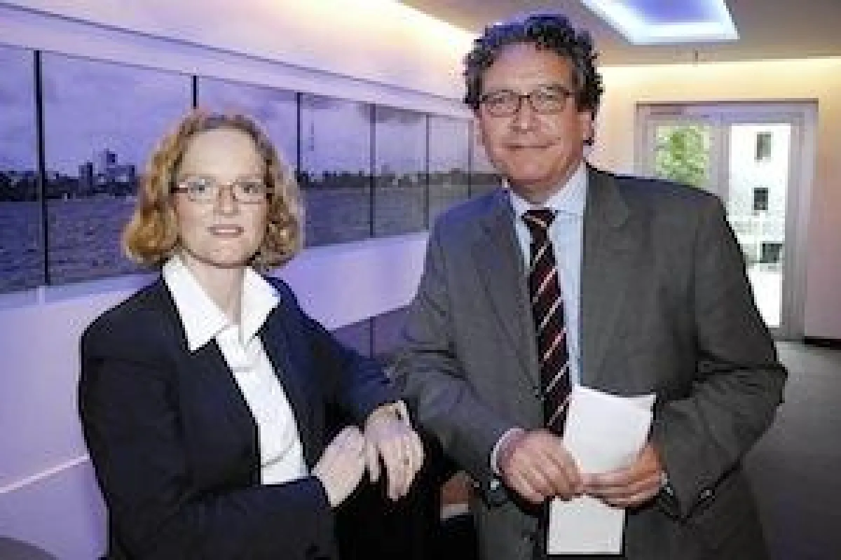 Dr. Wiebke Baars (Taylor Wessing) und Stefan Klein (Hamburg@work) am 21.04.2011 im PR Club Hamburg _ Photo: Michael B. Rehders