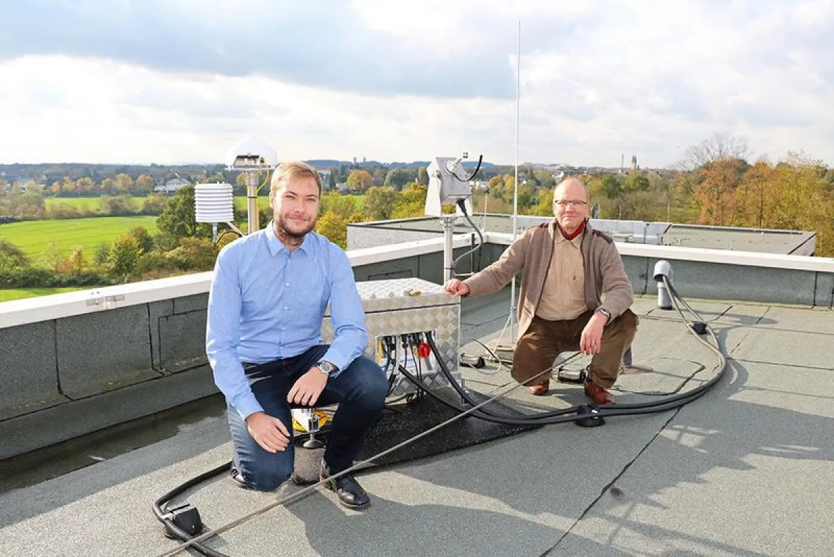 : Hoch über den Dächern von Hamm ist die von Jonas Lukrafka, wissenschaftlicher Mitarbeiter (links), und Prof. Dr. Olaf Goebel betreute Wetterstation der HSHL auf dem Campusdach installiert.  (Ann Kri
