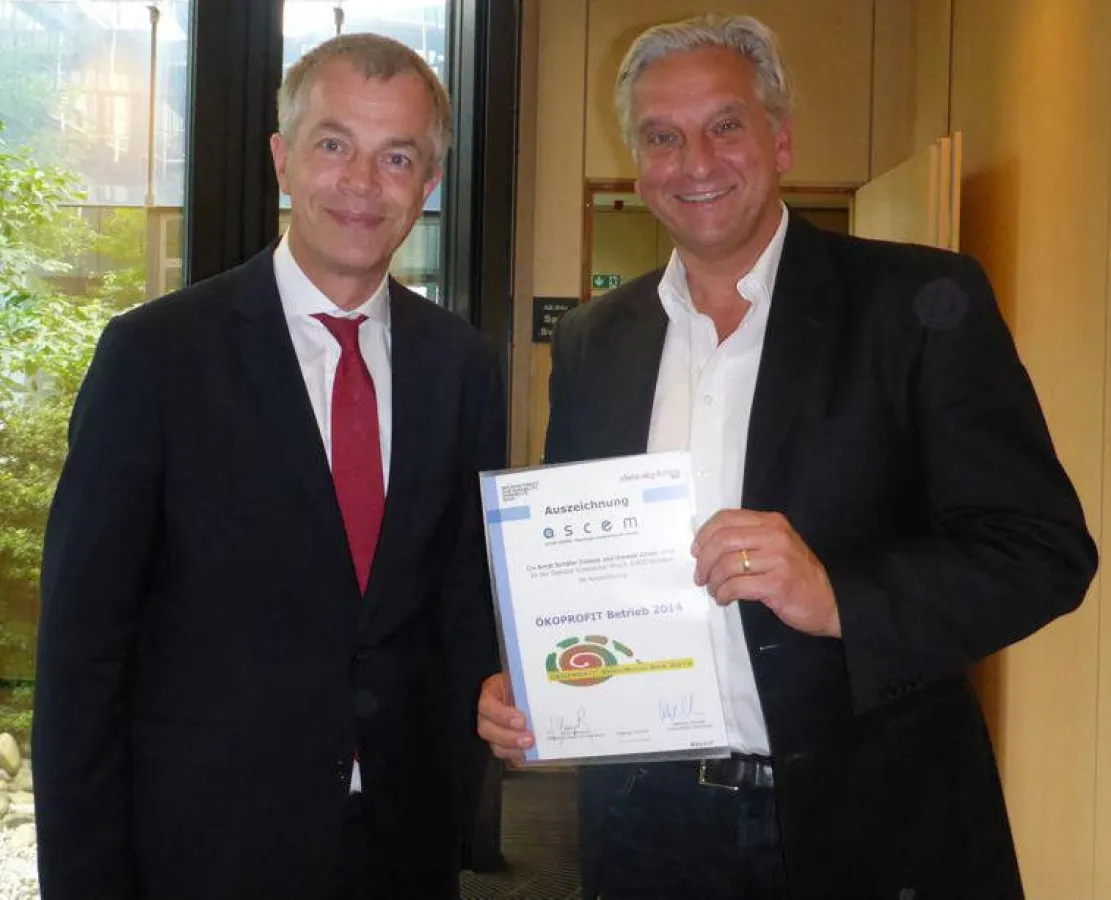 NRW-Umweltminister Johannes Remmel zusammen mit Arndt Schäfer und dem überreichten Zertifikat