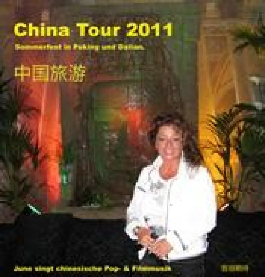June Wilson singt chinesische Popmusik live auf der Bühne in China.
