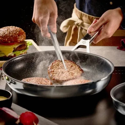 Bild: Pfannenkollektion Quasar: Antihaft-Effekt ohne PFAS und PTFE durch Oberflächenstruktur UniverSUS®