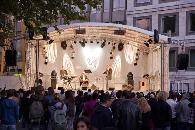 Bild: b&b eventtechnik hat mobile Rundbogenbühne im Portfolio