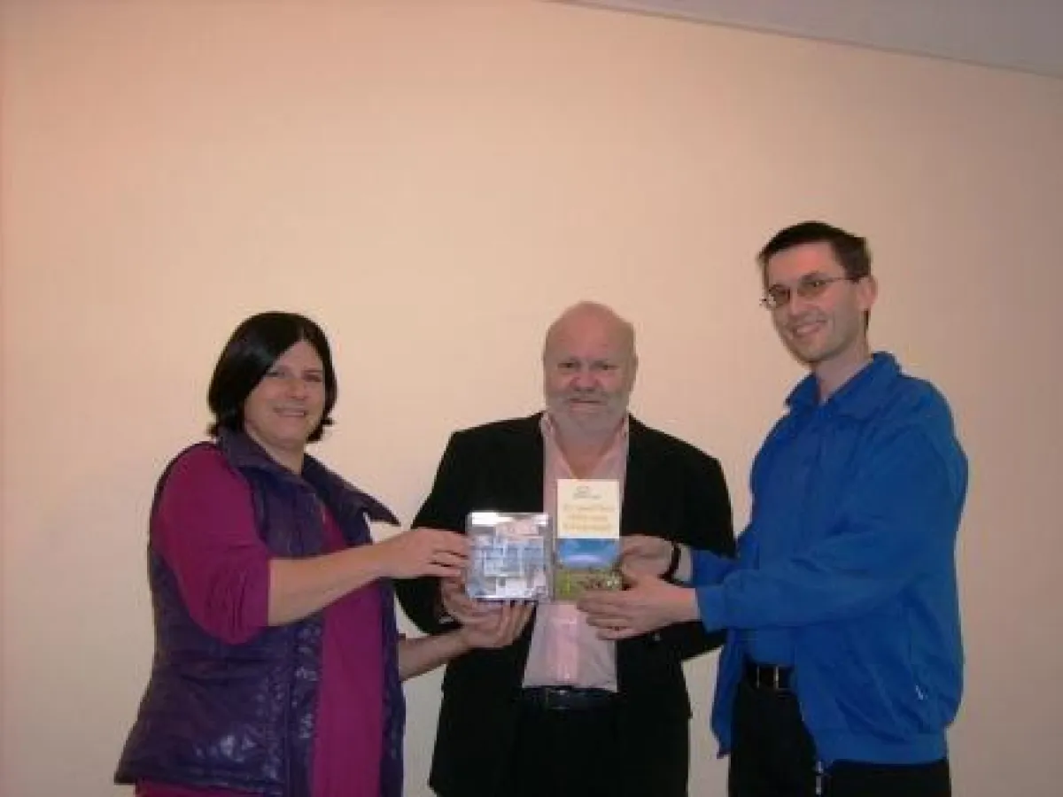 Spendenübergabe an Pamela Becherer von „HfK“ durch Thomas Overmann von den Coachprofis (Mitte) und Dr. Dirk Häfner von  den Coachprofis- Elztal