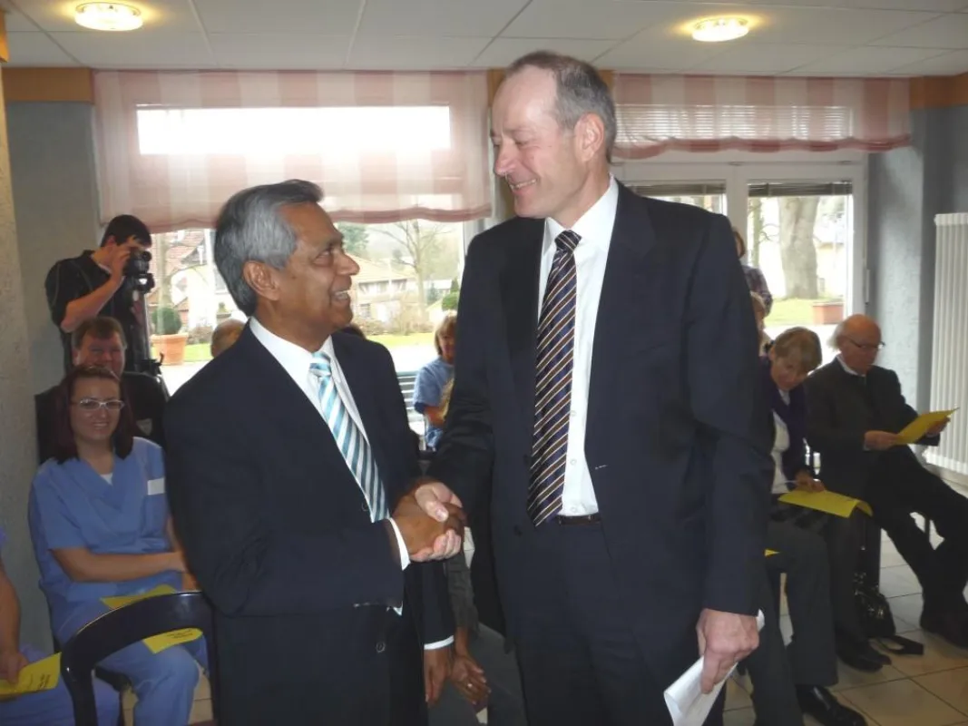 Klinikleiter Ulrich Schultz (rechts) verabschiedete in Bad König  den bisherigen leitenden Oberarzt Dr. Sebastian Mundiyanapurath.