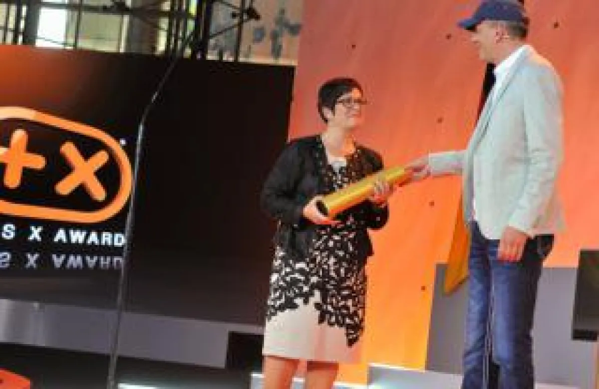 Inge Brünger Mylius nimmt den Plux-X-Award für die innovativste Marke 2014 entgegen