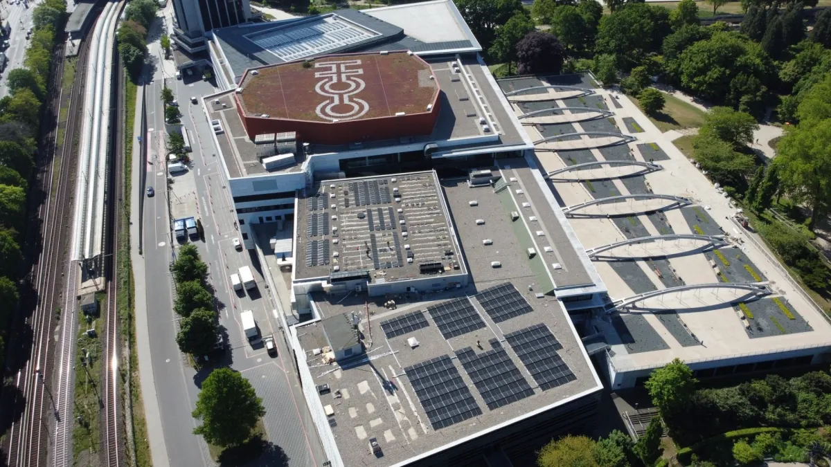 Die fast 400 kWp starke Anlage auf dem Dach des CCH aus der Luft. Fotograf: Drohne, (© Kein Copyright )