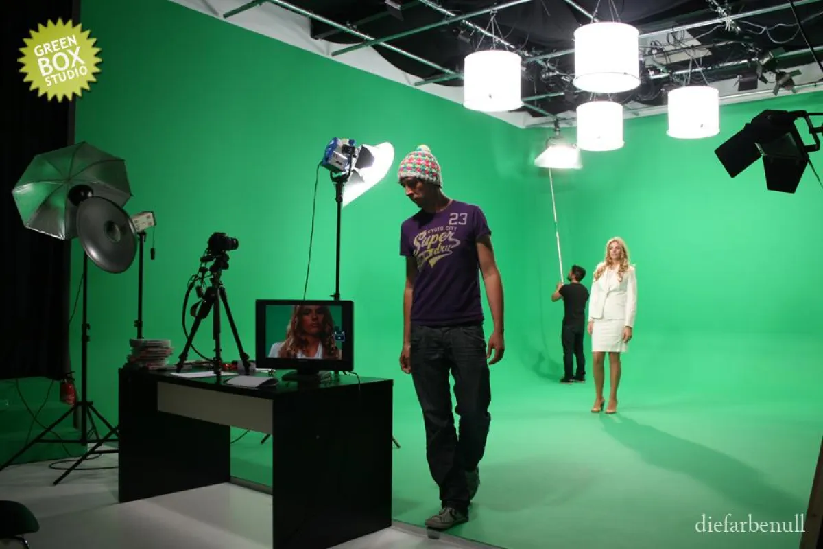 Im Bild: Moderatorin Martina Hirschmeier und Creative Director Stefan Petschinka