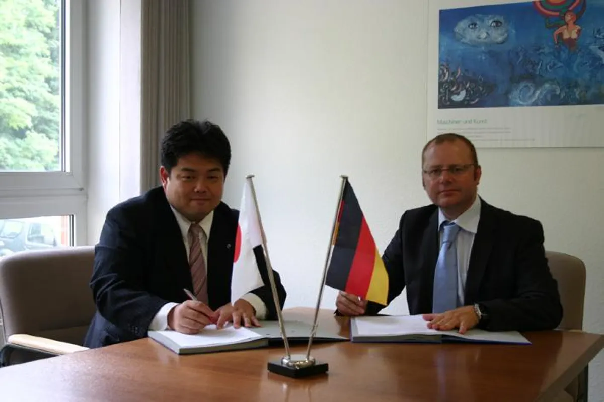 Yoichiro Mitani, Geschäftsführer von Toyo Hitec Co., LTD und Dimitrios Makrakis, Geschäftsbereichsleiter Mahlen & Dispergieren, be