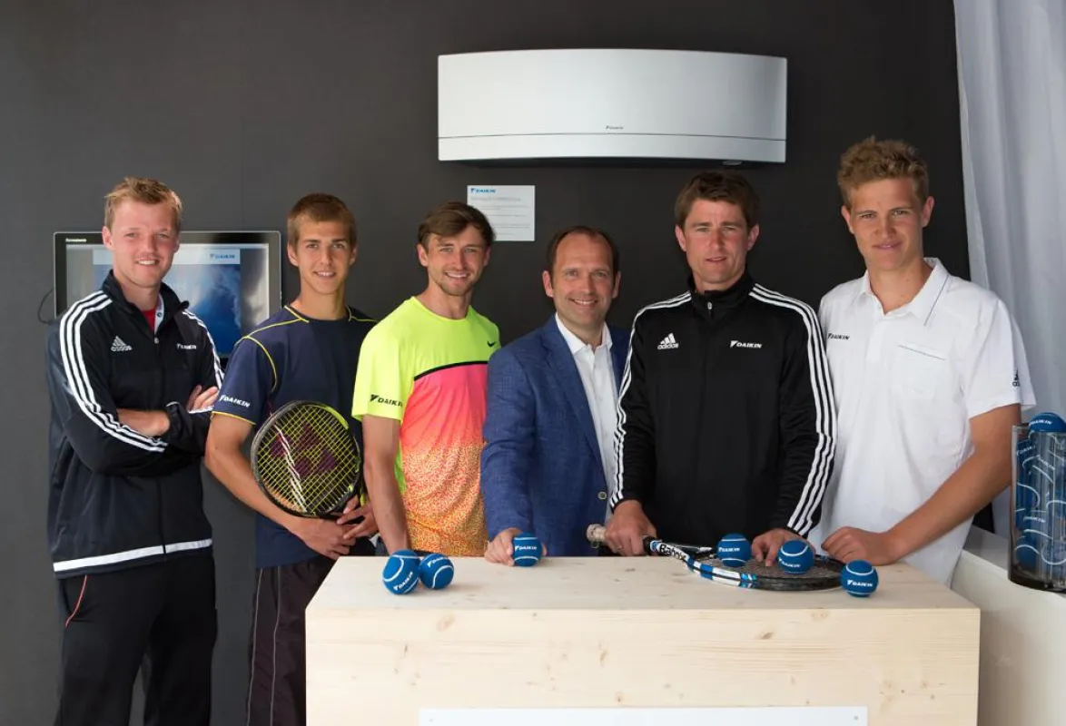 Das „DAIKIN Jungprofi Team“ mit G. Gamst (DAIKIN) und Michael Kohlmann (Davis Cup-Teamchef).
