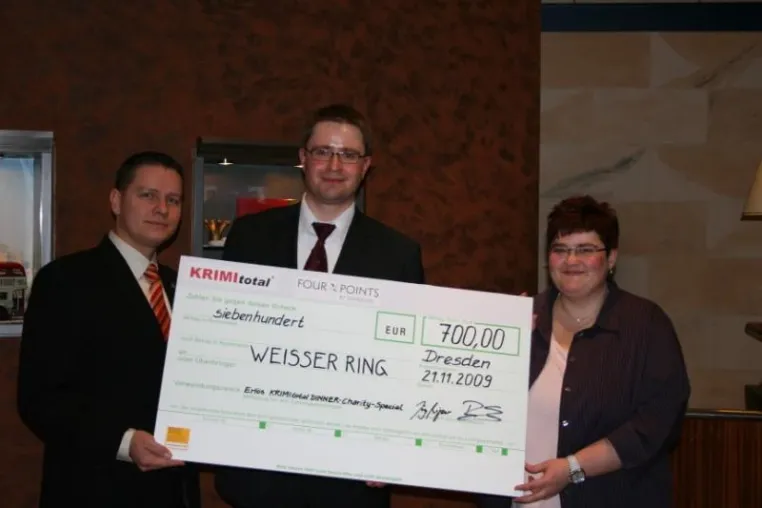 Bild: Krimi total GmbH und Hotel Königshof Dresden spenden 700 Euro an WEISSEN RING