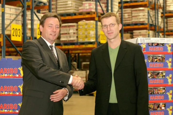 Bild: Goldbären kommen auf blauen Paletten