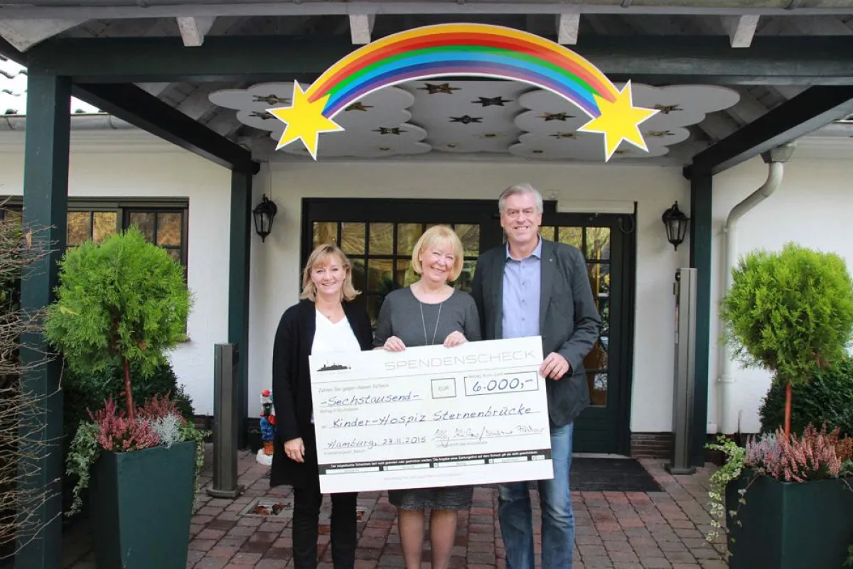 Ute Nerge (Bild Mitte, Hospizleiterin Kinderhospiz Sternenbrücke) nahm den Scheck entgegen