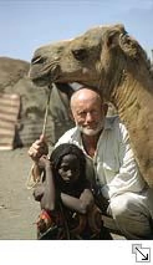 Rüdiger Nehberg mit Afarmädchen und Dromedar