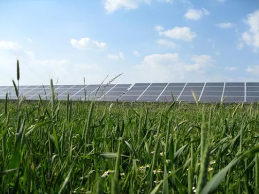 Bild: ib vogt bringt erstes Solarkraftwerk ans Netz.