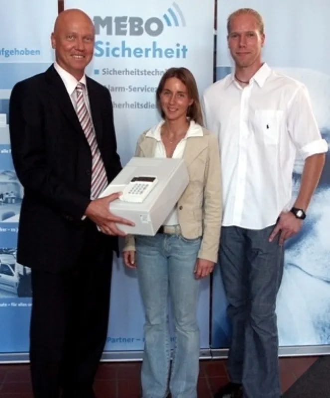Der Geschäftsführer Jörg Bonkowski überreichte den Gewinn