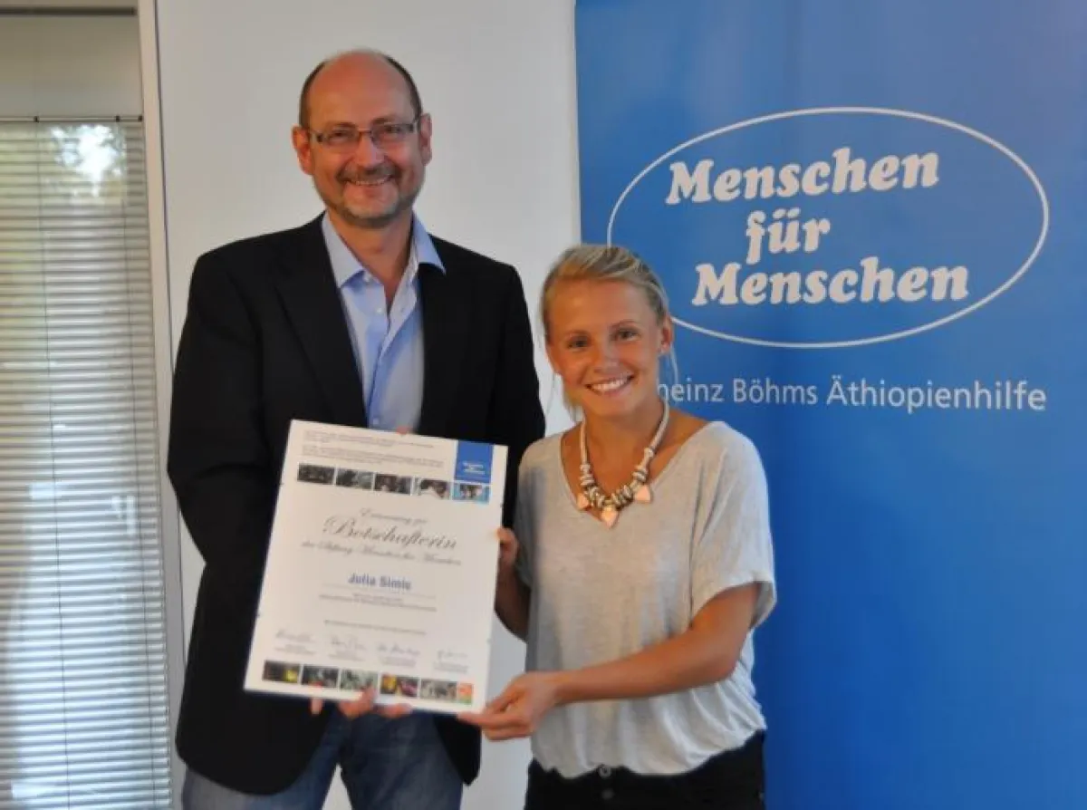 Julia Simic erhält die Urkunde von Dr. Peter Schaumberger