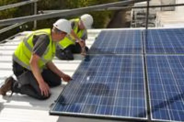 Trina Solar versorgt die Zentrale des Lotus Formel 1 Teams mit Solarenergie Bild: Trina Solar versorgt die Zentrale des Lotus Formel 1 Teams mit Solarenergie