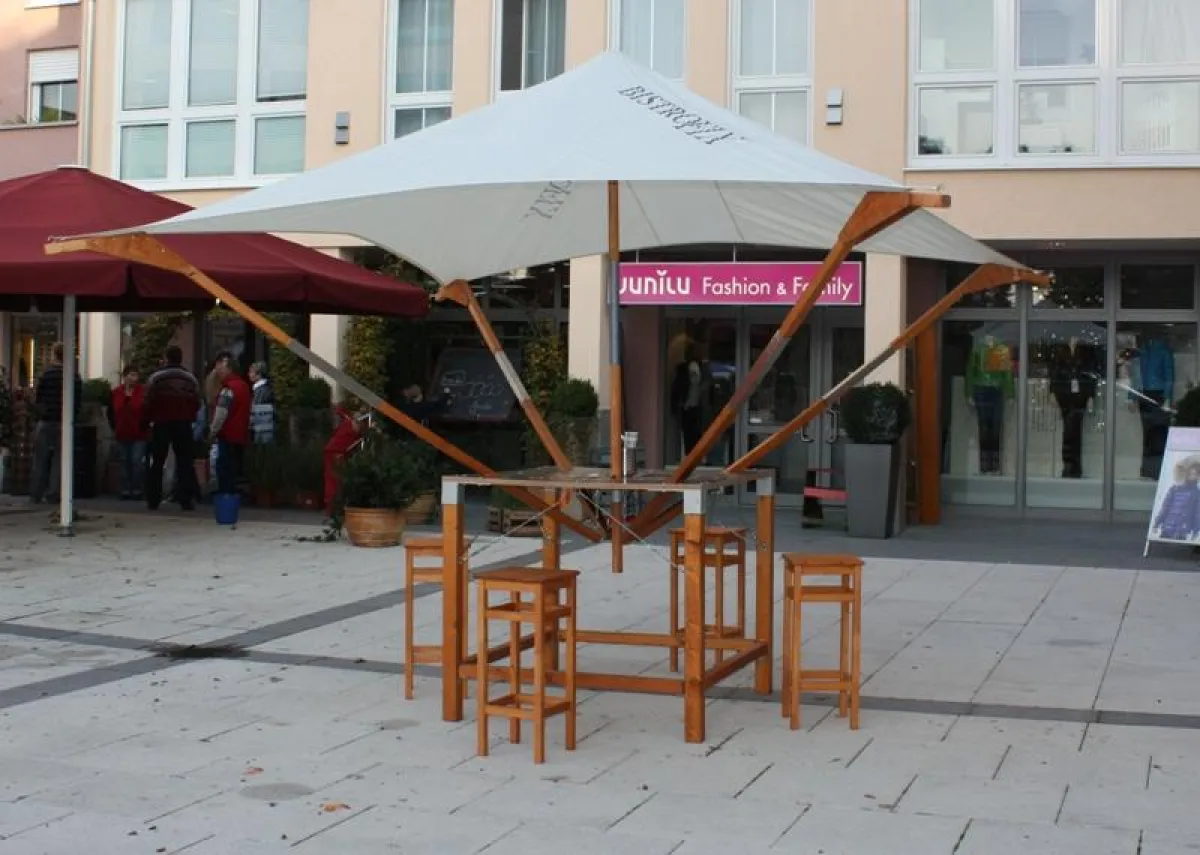 BISTROFIX-Tisch, brau geölt mit passenden Barhockern