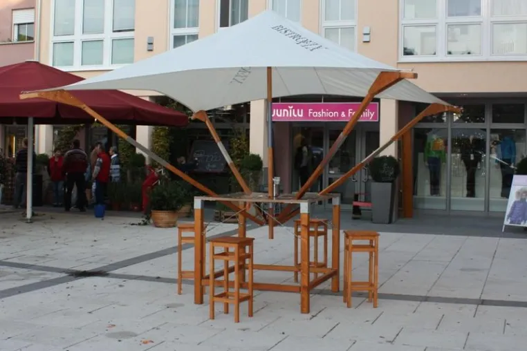 Bild: Der clevere Tisch - Noch nie war Feiern so einfach