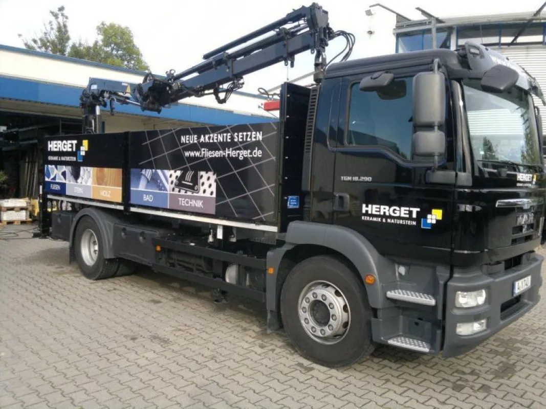 Neuer LKW mit Heckladekran im Fuhrpark von HERGET Keramik & Naturstein