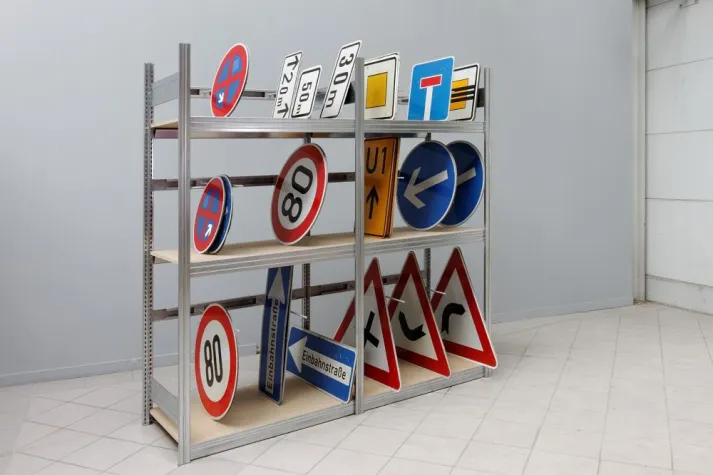 Bild: Schilder systematisch und sicher lagern!