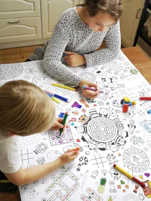 Langeweile ade! Eine ganze Ausmal-Tischdecke voller Rätsel und Spiele Bild: Langeweile ade! Eine ganze Ausmal-Tischdecke voller Rätsel und Spiele